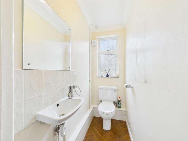 6 bed house for sale