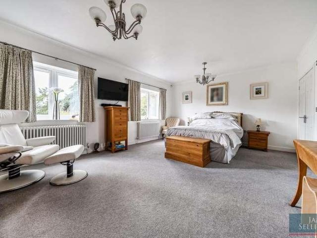 6 bed house for sale