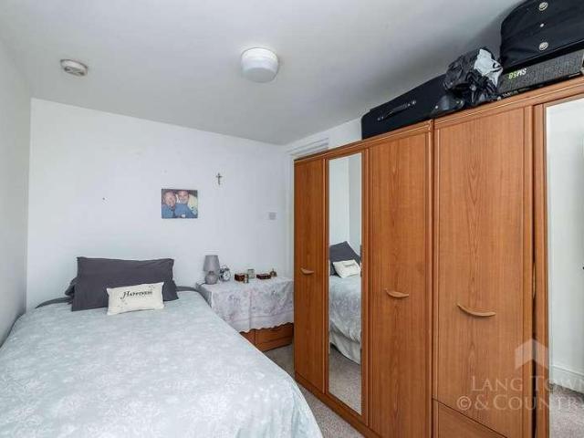 6 bed house for sale