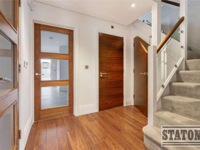 6 bed house for sale