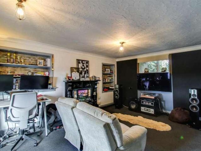 6 bed house for sale