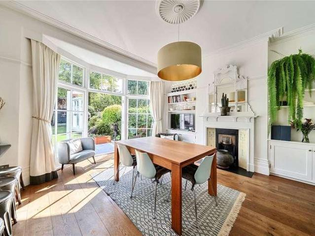 6 bed house for sale