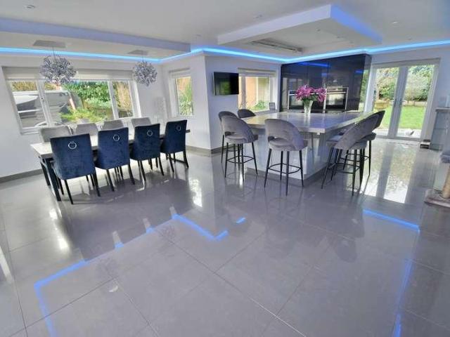 6 bed house for sale