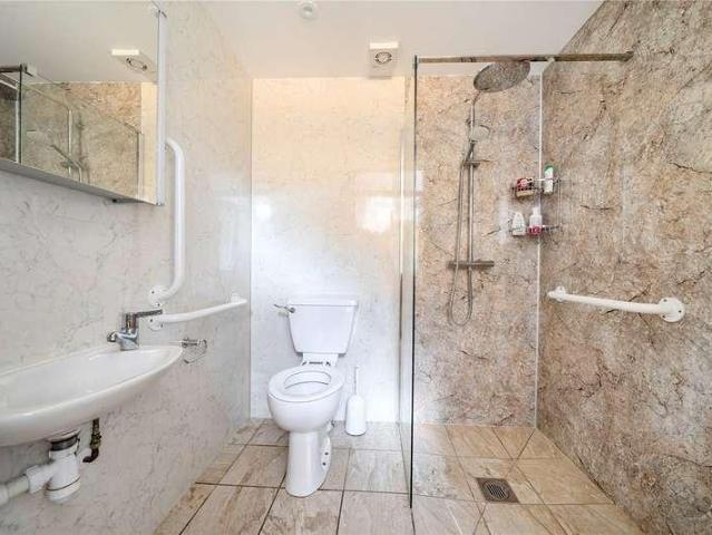 6 bed house for sale