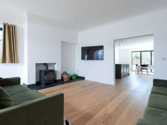 6 bed house for sale