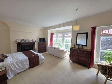 6 bed house for sale