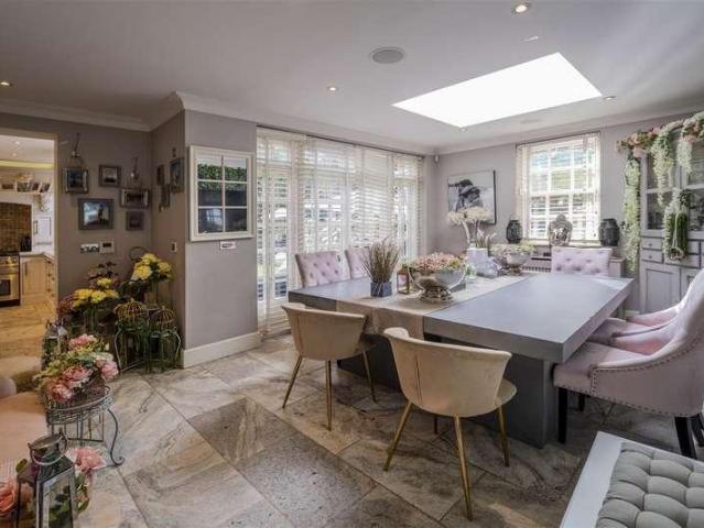 6 bed house for sale