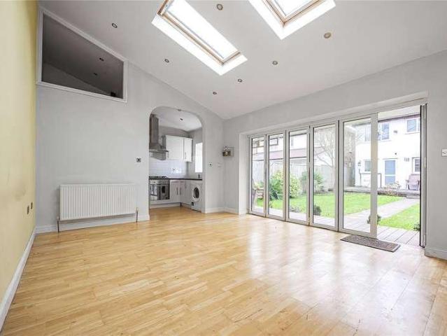 6 bed house for sale