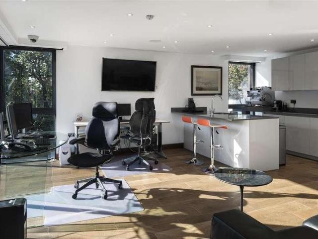6 bed house for sale