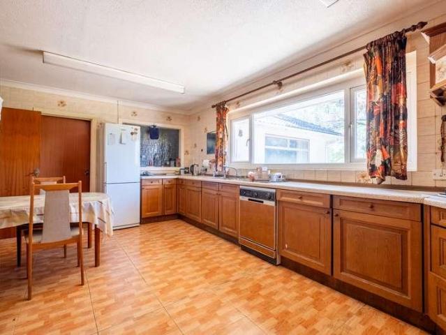 6 bed house for sale