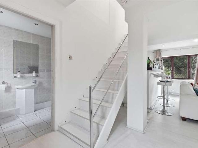 6 bed house for sale