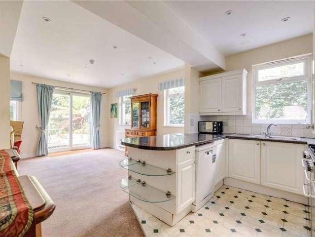 6 bed house for sale