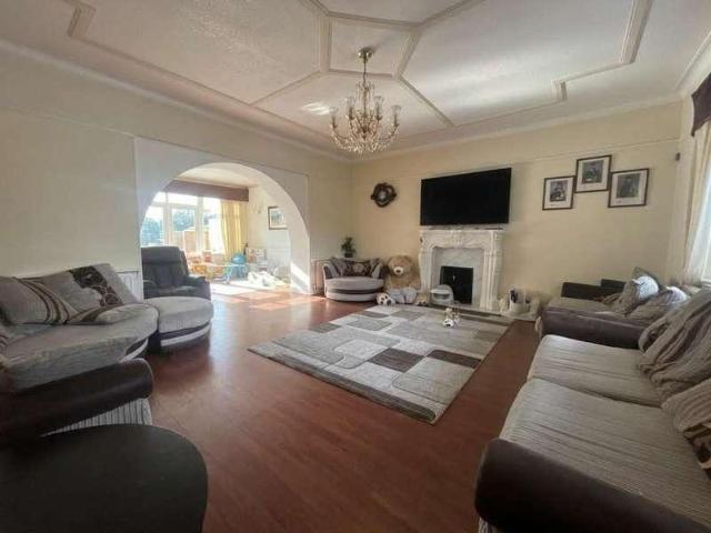 6 bed house for sale