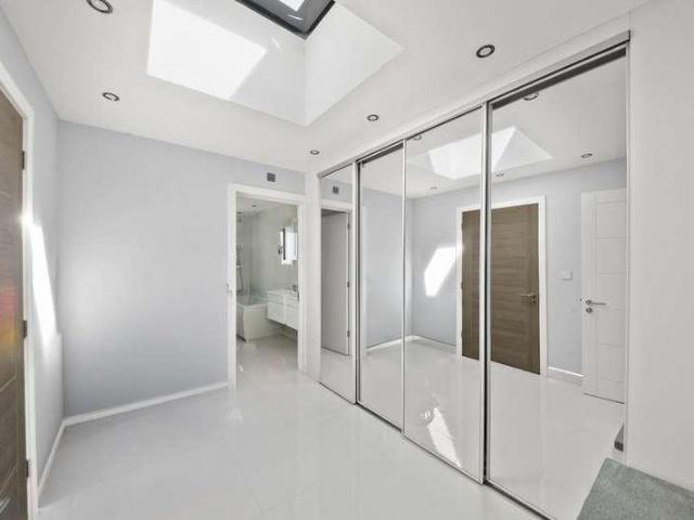 6 bed house for sale
