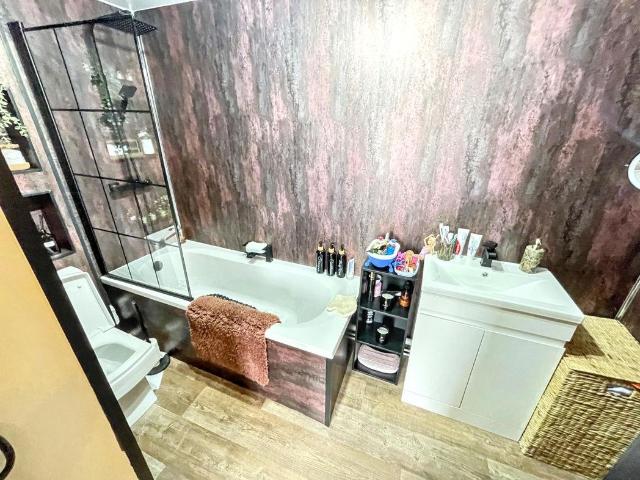 6 bed house for sale