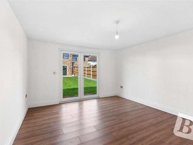 6 bed house for sale