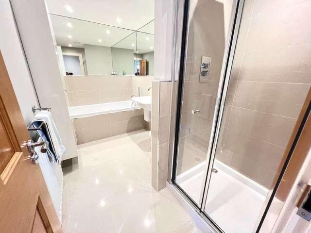 6 bed house for sale
