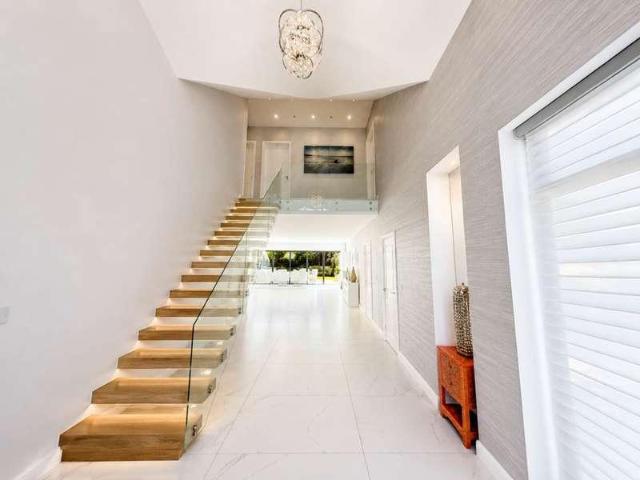 6 bed house for sale