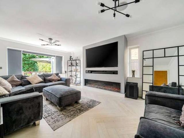 6 bed house for sale