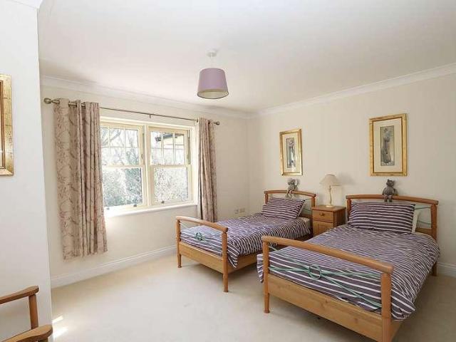 6 bed house for sale