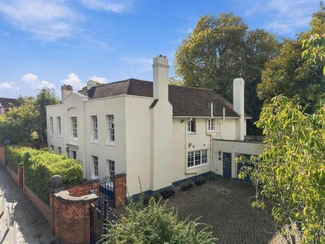 6 bed house for sale