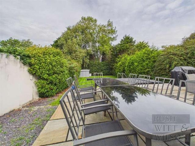 6 bed house for sale