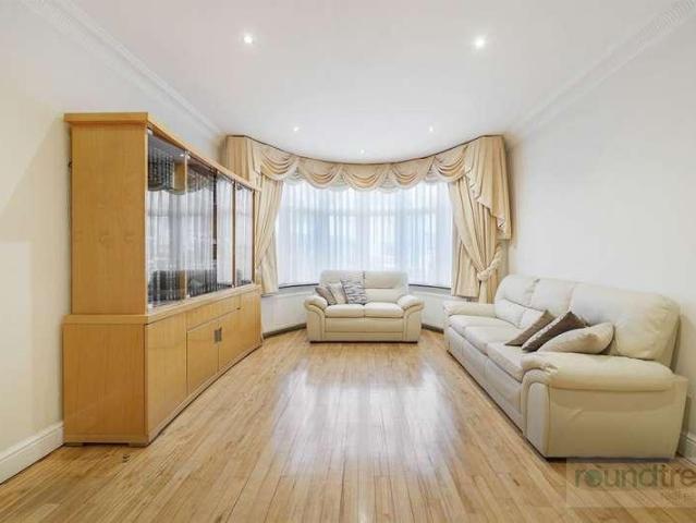 6 bed house for sale