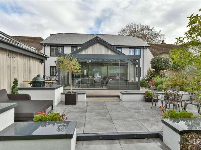 6 bed house for sale