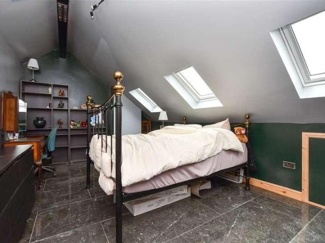6 bed house for sale