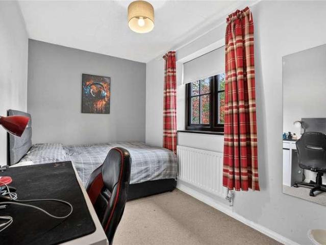 6 bed house for sale