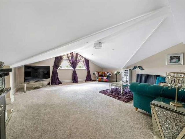 6 bed house for sale