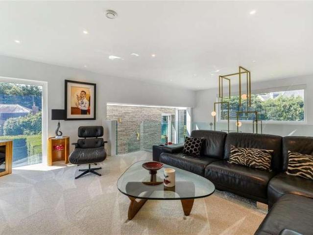 6 bed house for sale