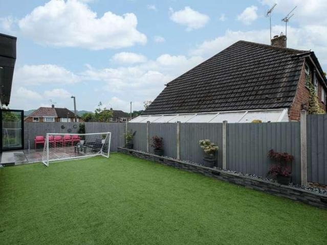 6 bed house for sale