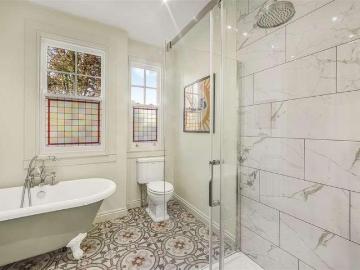 6 bed house for sale