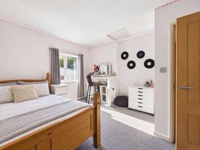 6 bed house for sale
