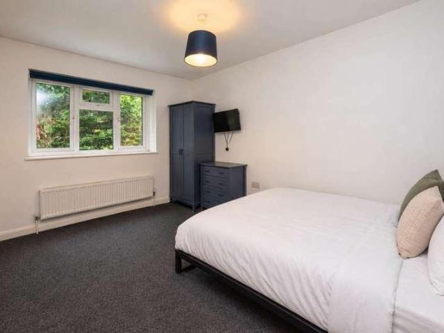6 bed house for sale