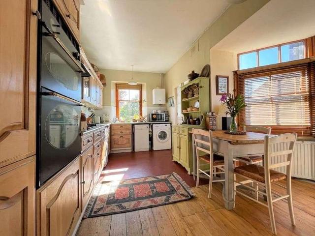 6 bed house for sale