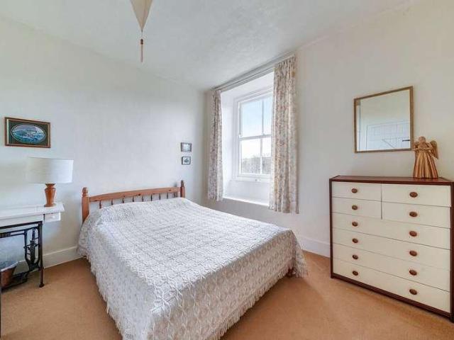 6 bed house for sale