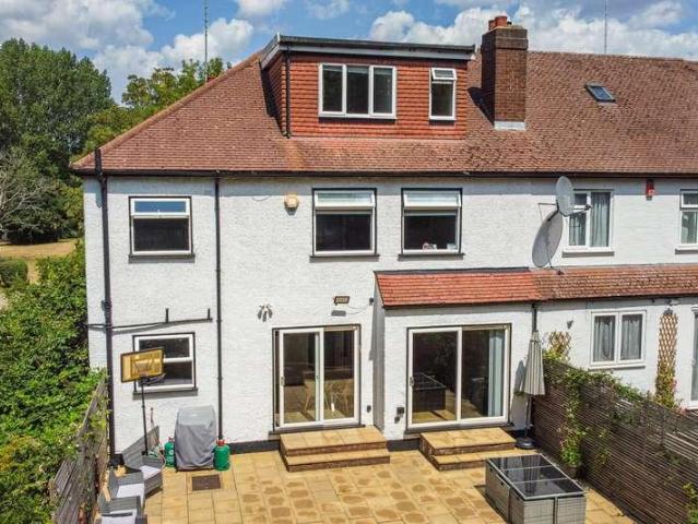 6 bed house for sale