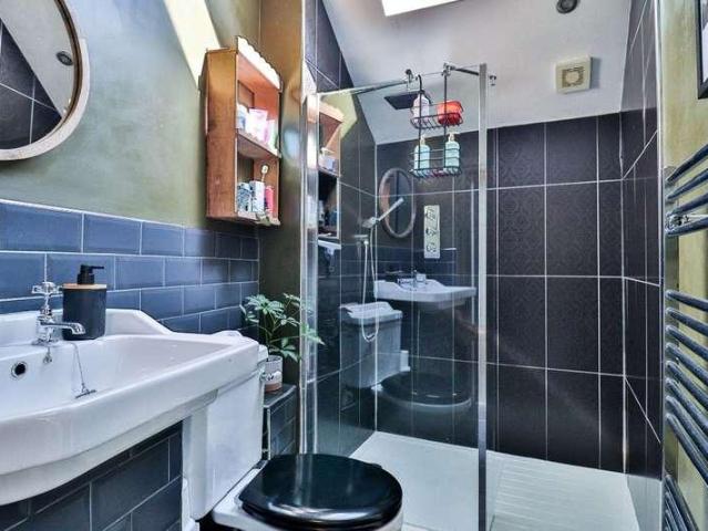 6 bed house for sale
