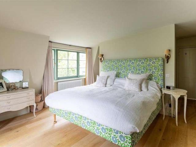 6 bed house for sale