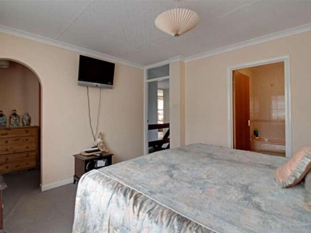 6 bed house for sale