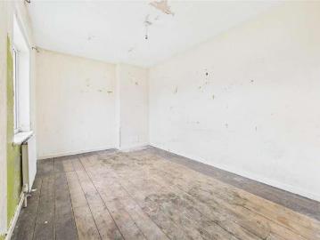 6 bed house for sale