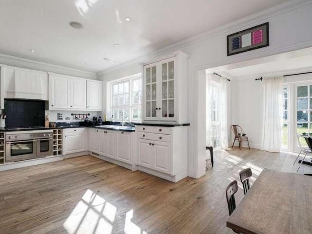 6 bed house for sale