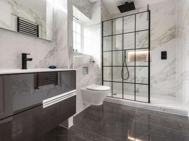 6 bed house for sale