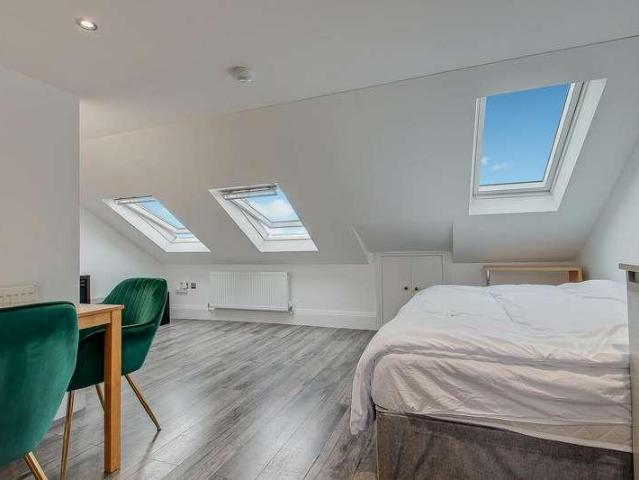 6 bed house for sale