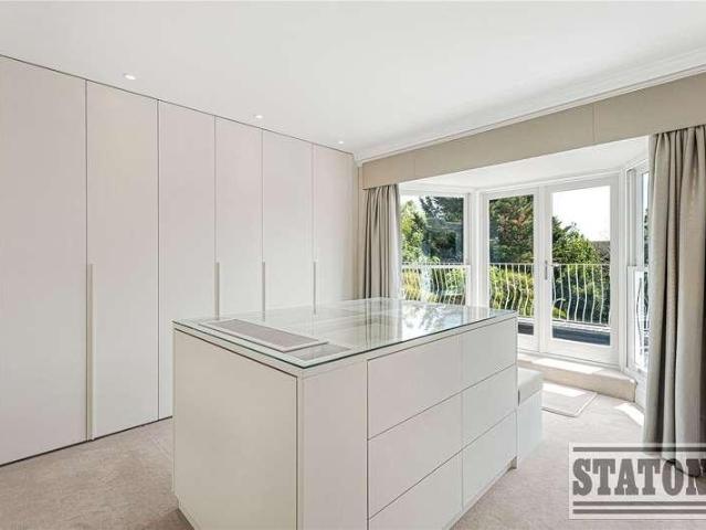 6 bed house for sale