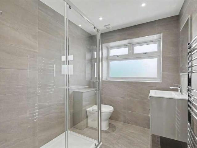6 bed house for sale