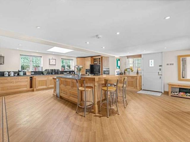 6 bed house for sale