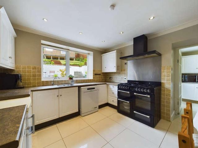 6 bed house for sale